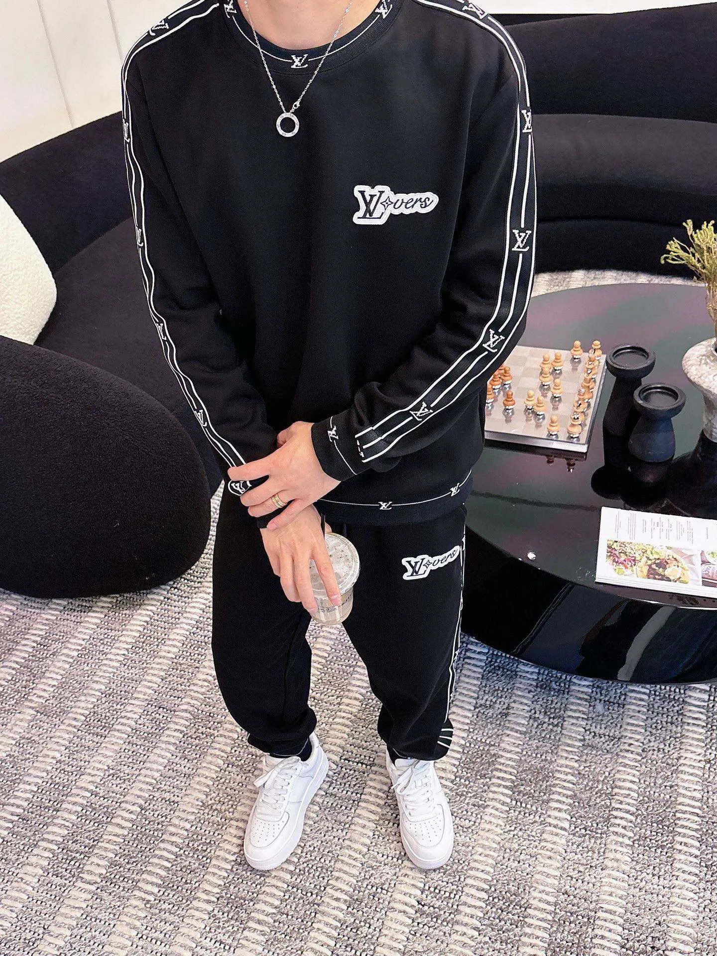 🅿️540 [LV Louis Vuitton] hot-selling suit is coming. Focus on the original version of the official website. 2025 new hot-selling round neck sweatshirt suit. The original order is the best 🇭🇰. It is the meticulous work of top designers for a fitting and perfect upper body effect. All-natural high-quality Tencel Roman cotton 100%, close-fitting comfort, noble and elegant! Original hardware embodies elegance and nobility! Counter size: M-3XL (maximum wear up to 190 pounds)